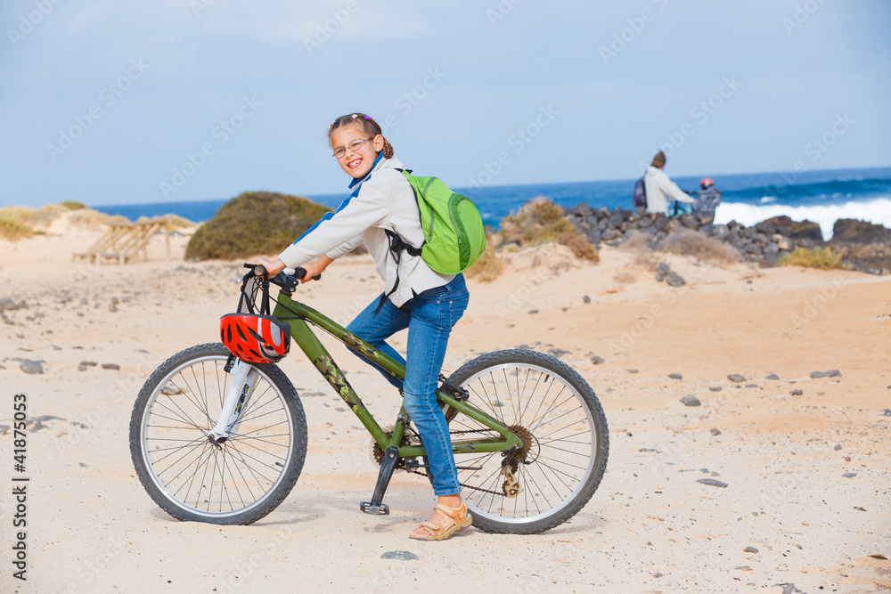 Fototapeta premium Teenager girl over a bicycle and looking the view