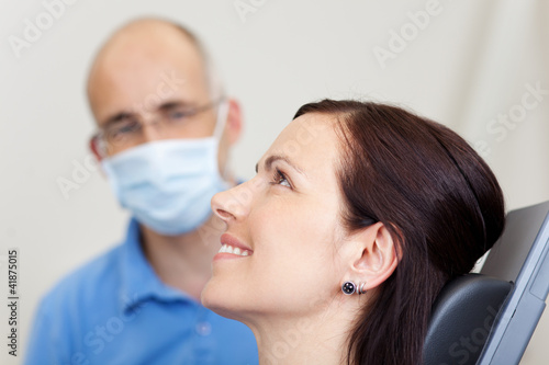 lächelnde patientin beim zahnarzt