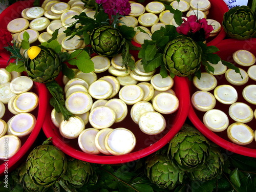 Photography Frische Artischocken auf einem Wochenmarkt im Stadtteil Erenköy in Sahrayicedit