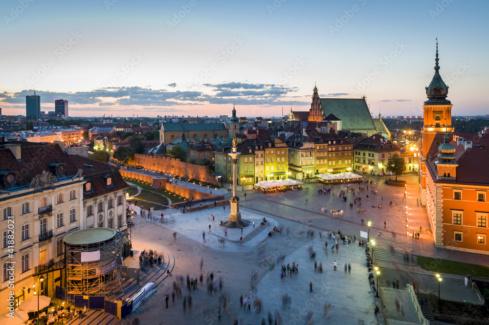 Naklejka premium Panorama Warszawy ze Starym Miastem nocą