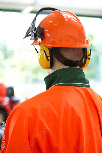 Schutzkleidung Forstarbeit Helm, Visier, Gehörschutz
