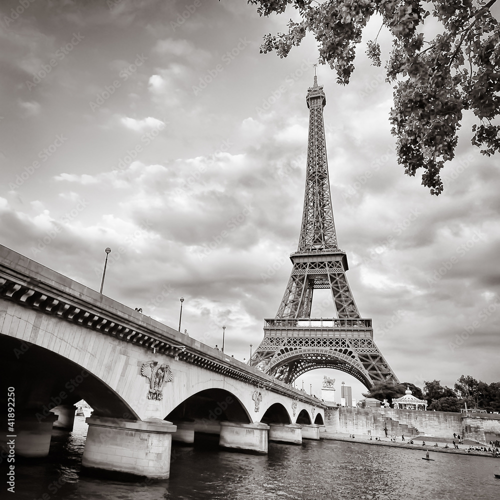 Fototapeta premium Widok wieży Eiffla z Sekwany formatu kwadratowego rzeki