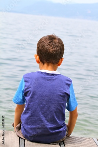 bambino che guarda l'orizzonte