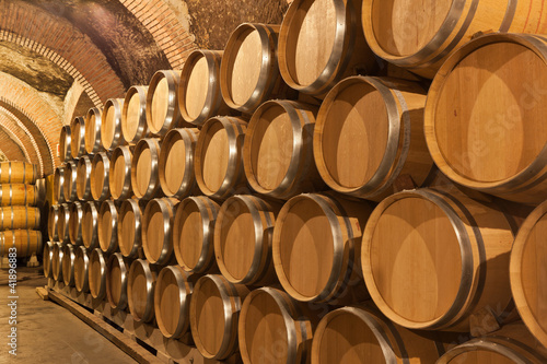 Toneles de vino en la bodega