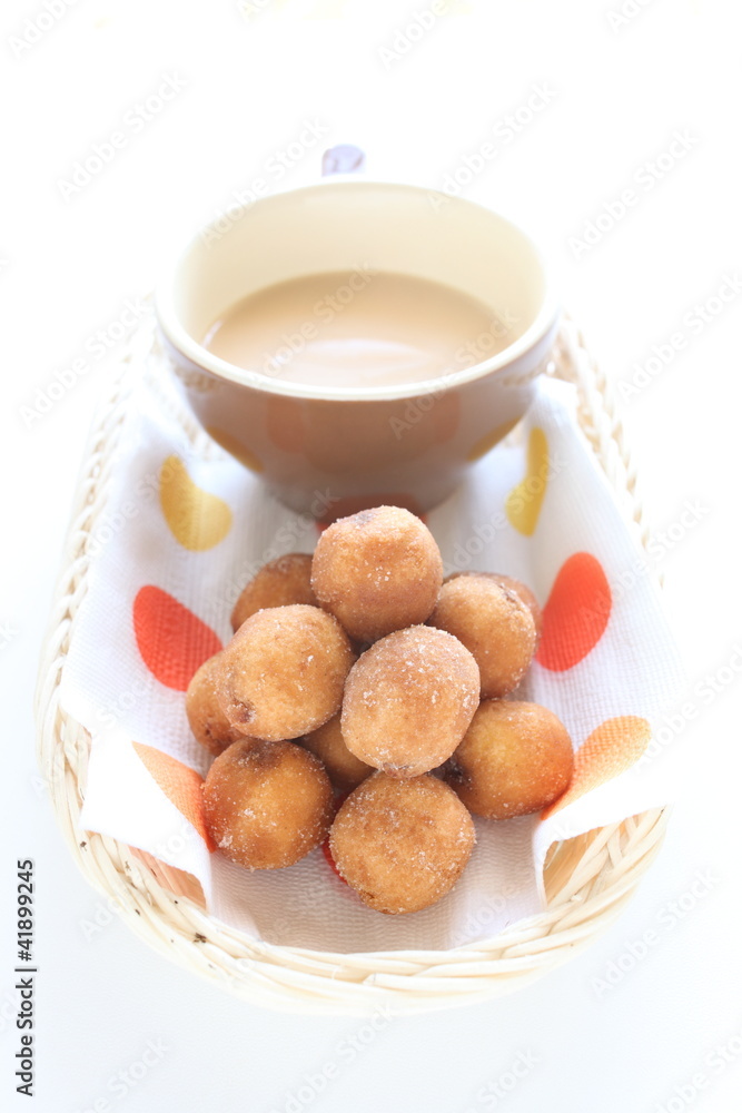 カフェオレとミニドーナツ カフェオレとミニドーナツ