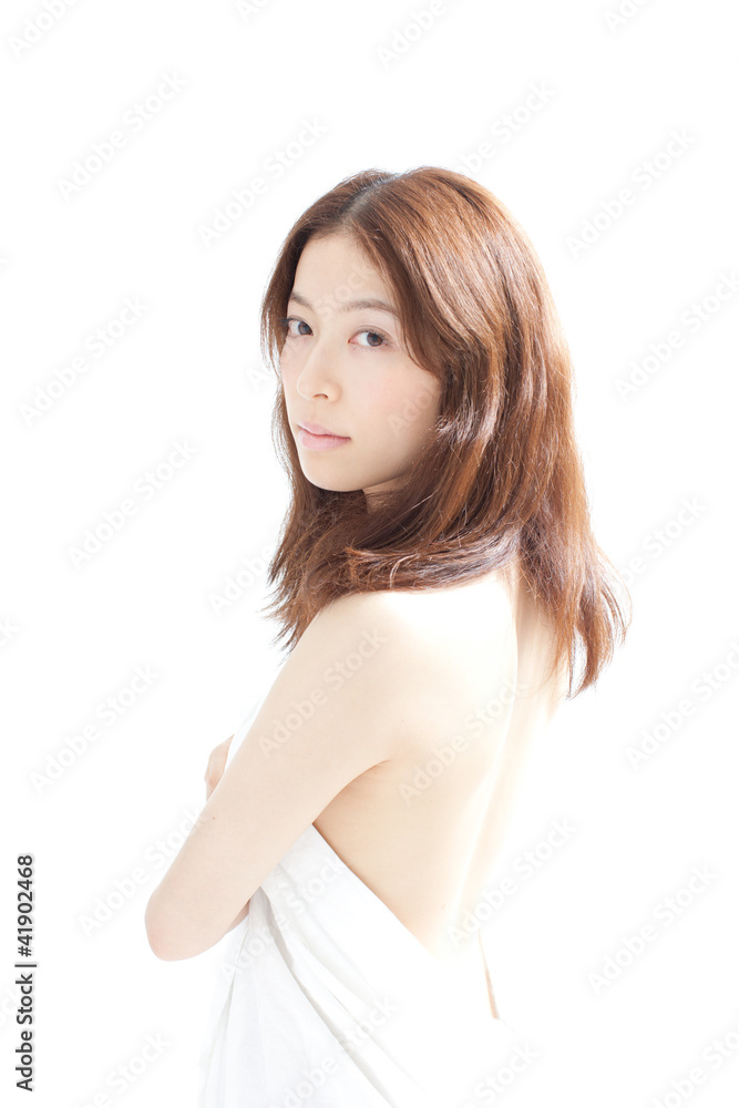 ボディケアする女性 ボディケアする女性
