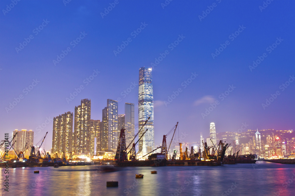 Fototapeta premium Port w Hongkongu o zachodzie słońca ze statków przemysłowych