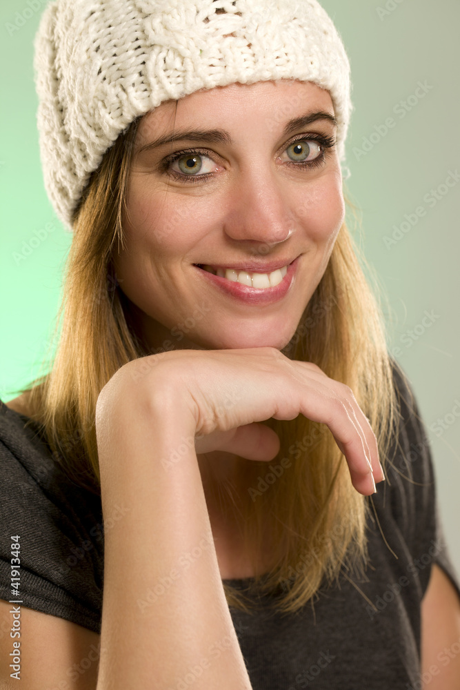 portrait einer glücklichen frau mit wintermütze portrait einer glücklichen frau mit wintermütze