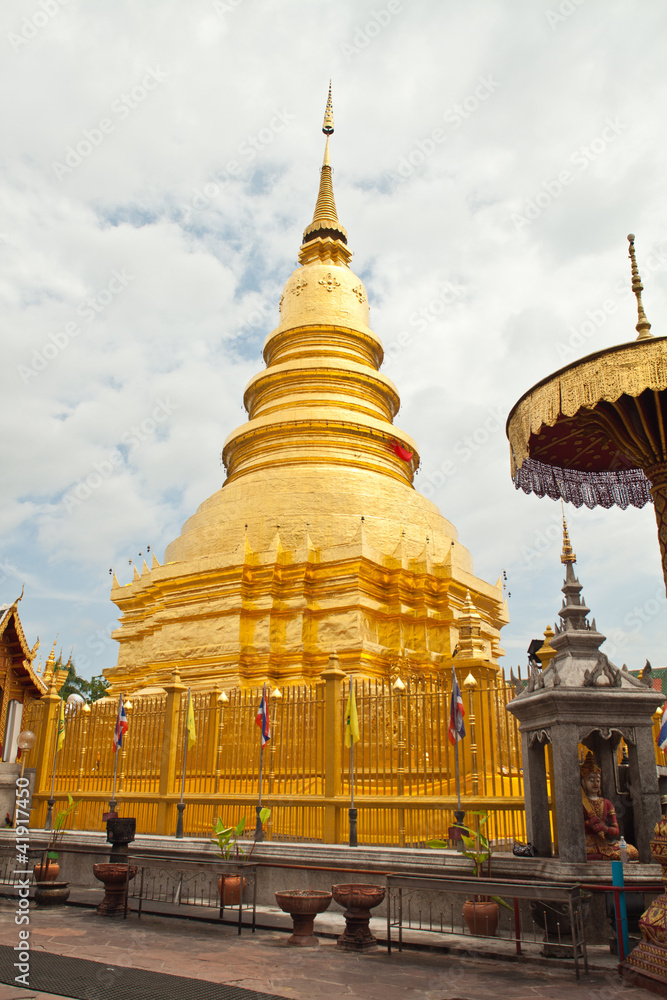 Fototapeta premium Gold pagoda of prathat hariphunchai, lamphun , Thailand