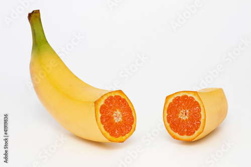 Banana containing an orange Fotobehang