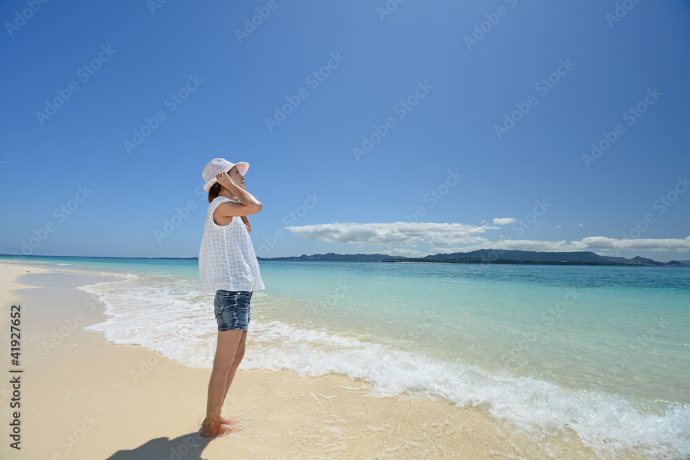 波打ち際に立っている女性