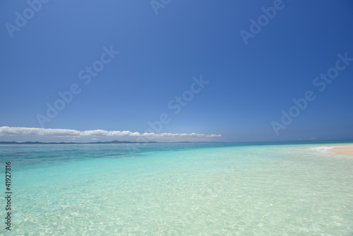 コバルトブルーの透き通った海と夏の空 © sunabesyou