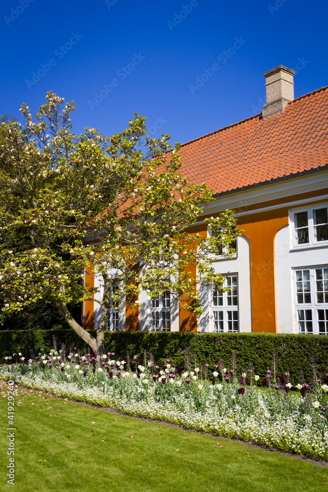 Ταπετσαρία A buildings flanking the main entrance into Frederiksberg Park