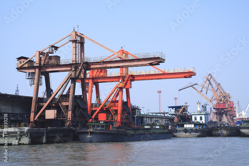 Port cranes and container trade © Aania