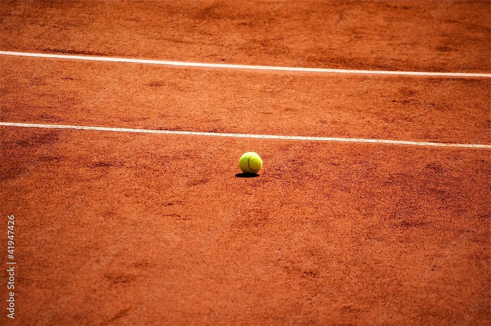 Terrain de tennis et balle jaune