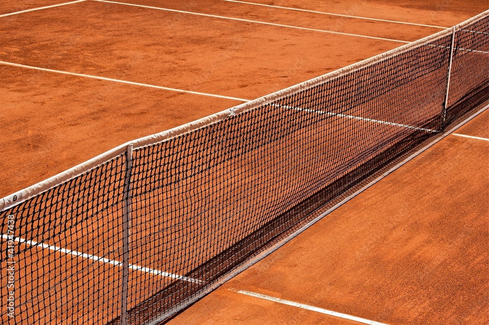 Filet et terrain de tennis en terre battue Stock Photo | Adobe Stock
