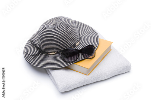 Buch mit Sonnenbrille und Sonnenhut