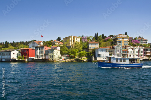 Maisons anciennes sur la rive asiatique du Bosphore - Istambul © Delphotostock