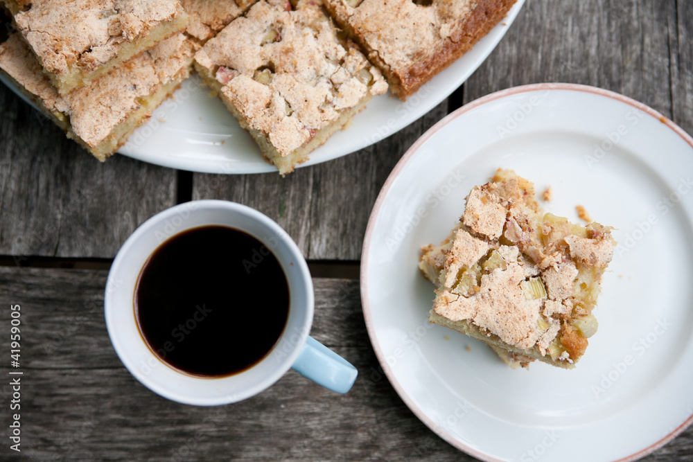 Kaffee und Rhabarberkuchen
