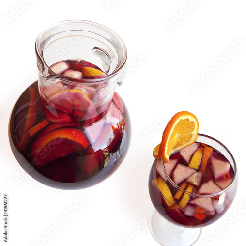 Sangría, jarra y copa, estival, isolado.