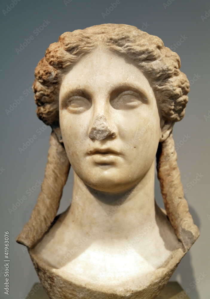 Visage de femme au nez cassé. Sculpture de pierre. Photos | Adobe Stock