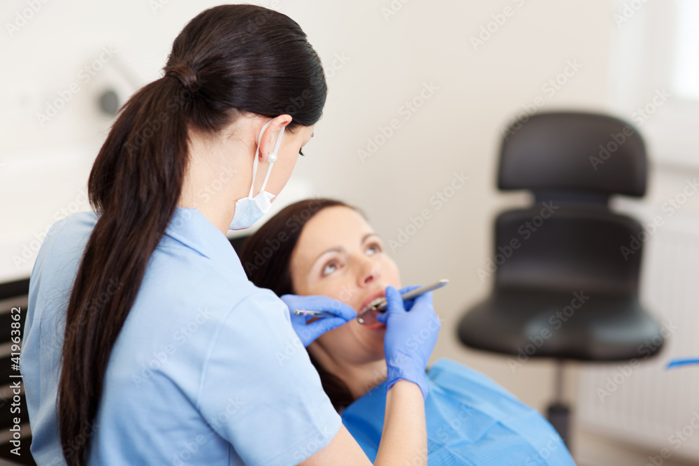 patientin bei einer zahnbehandlung patientin bei einer zahnbehandlung