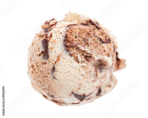 Eine Kugel Tiramisueis von oben auf weißem Hintergrund