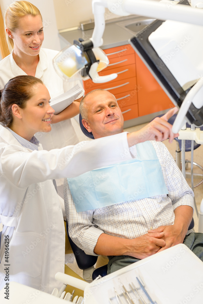 Obraz premium Man patient at dental consultation dentist surgery