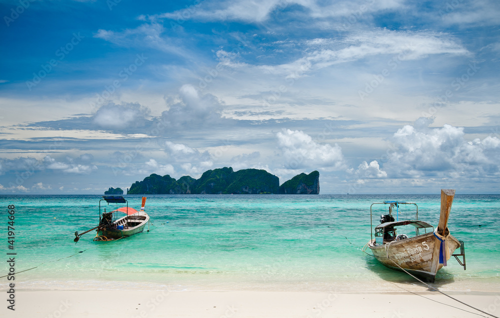 Fototapeta premium Thai boat - longtail on the beach