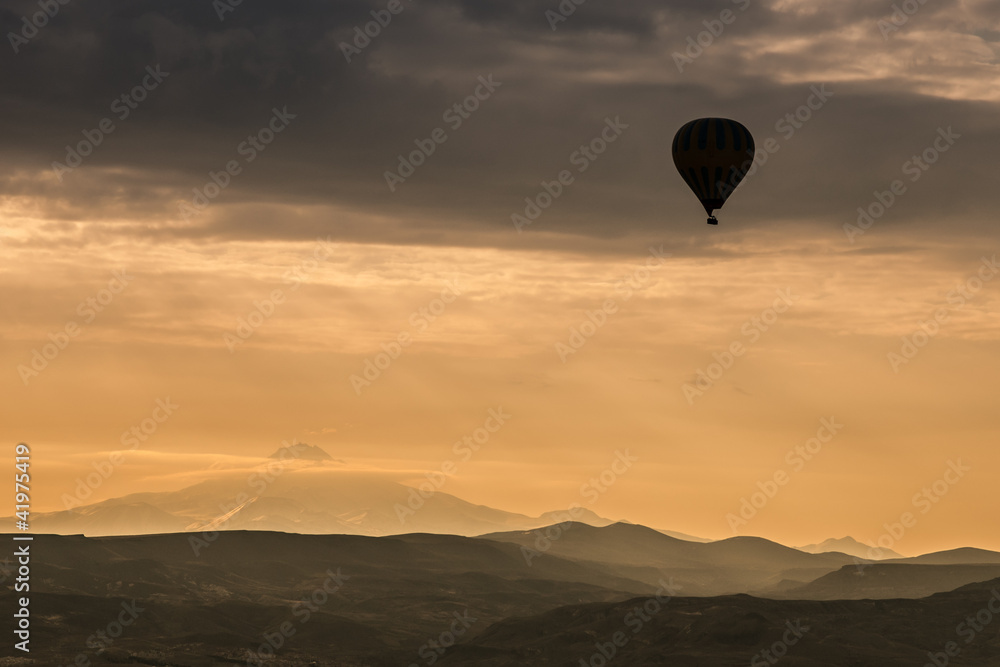 Fototapeta premium Hot air balloon during sunrise