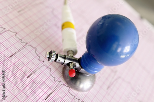 Fotografia ECG electrode on fragment of electrocardiogram