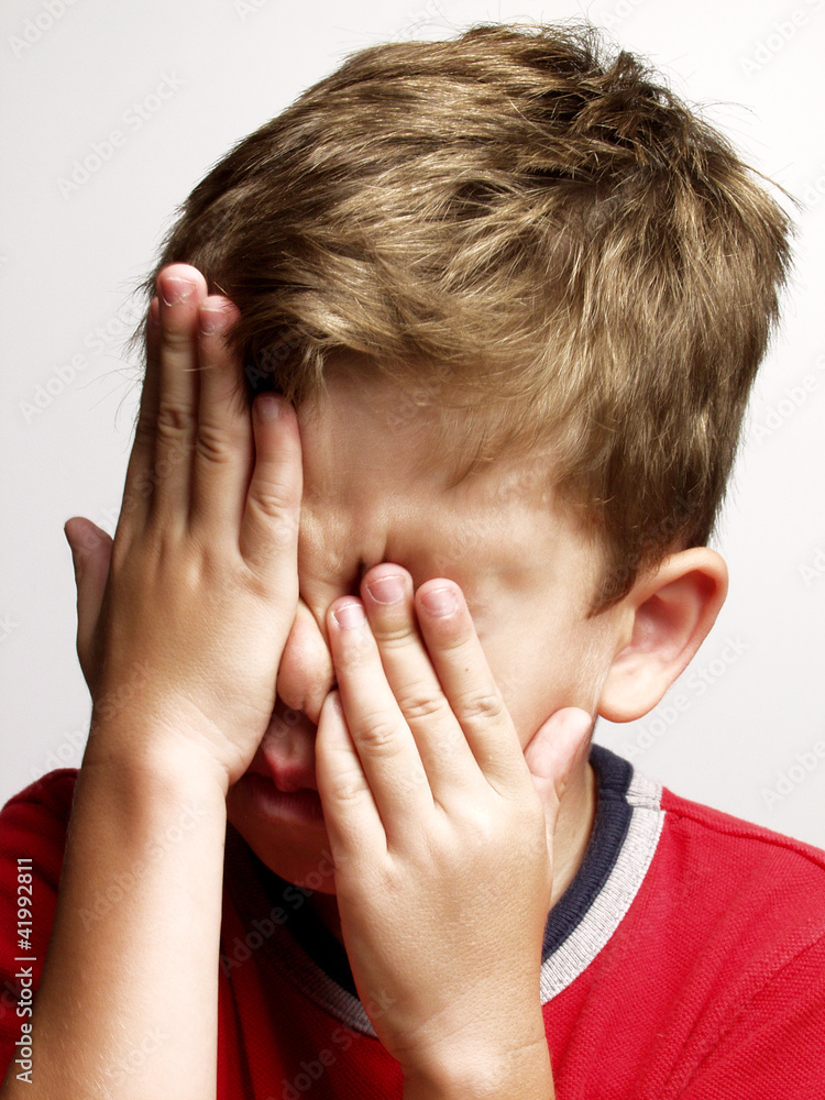 Retrato de un niño agotado.
