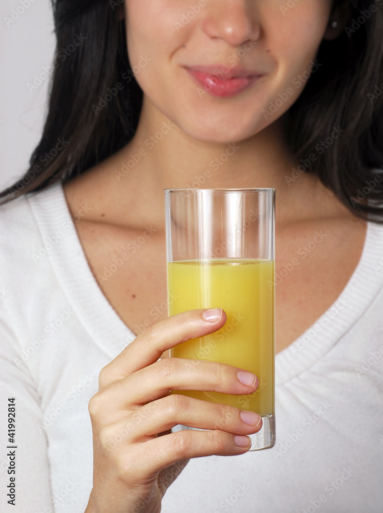 Mujer bebiendo jugo de naranja.Vaso de jugo. Mujer bebiendo jugo de naranja.Vaso de jugo.