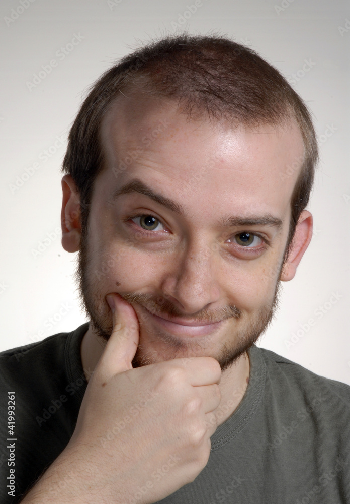 Retrato de un joven carismático y expresivo. Retrato de un joven carismático y expresivo.