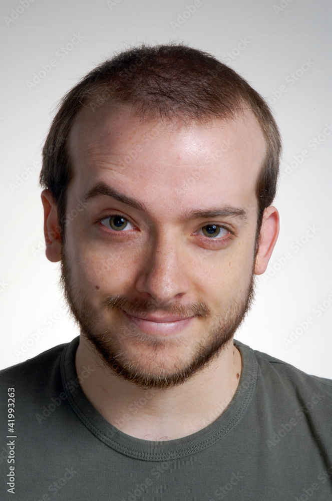 Retrato de un joven carismático y expresivo. Retrato de un joven carismático y expresivo.