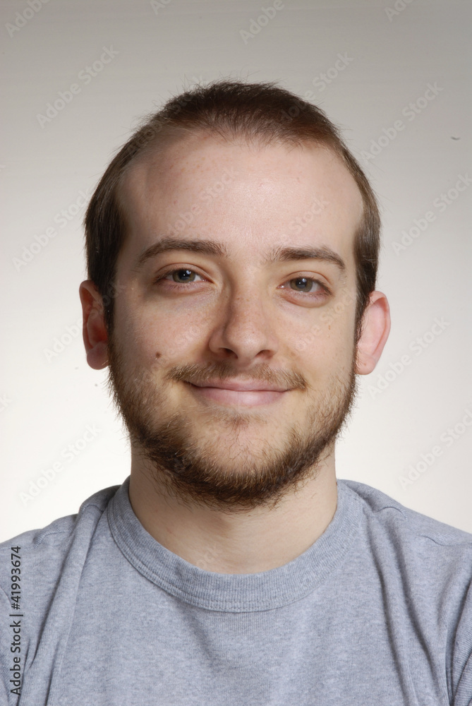 Retrato de un joven carismático y expresivo. Retrato de un joven carismático y expresivo.