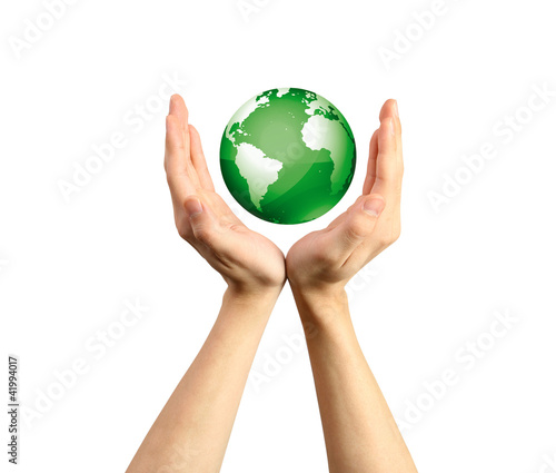 Mains protectrice d'une planète verte