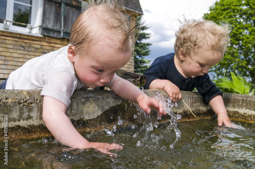 Zwei Jungs spielen am Brunnen