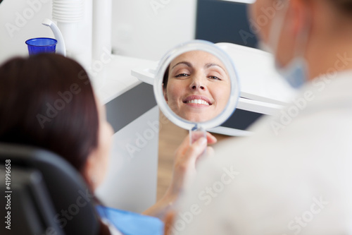 patientin beim zahnarzt l  chelt in den spiegel