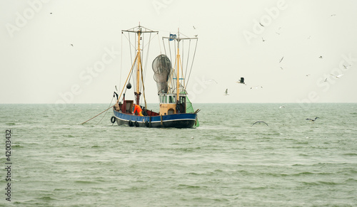 Trawler fishing in a lake © Naj