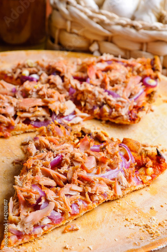 Pizza with tuna and onions
