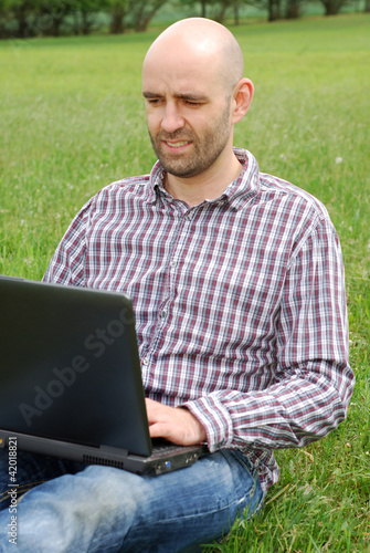 Lächelnder Mann mit Laptop