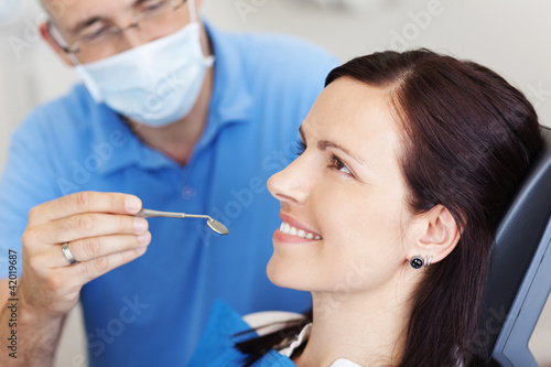 l  chelnde frau beim zahnarzt