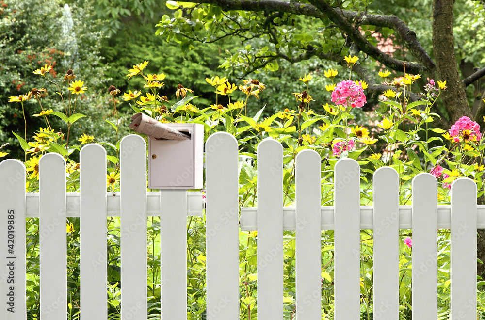 Am Gartenzaun Zeitung im Briefkasten Am Gartenzaun Zeitung im Briefkasten
