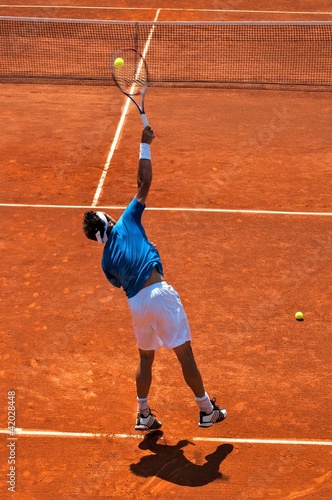 Match de tennis sur terre battue : service © Alexi Tauzin