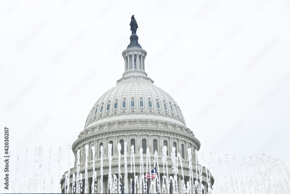 Kuppel des Capitol in Washington mit Brunnen