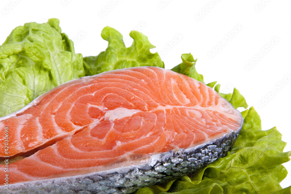 salmón fresco con hojas verdes aislado en blanco salmón fresco con hojas verdes aislado en blanco