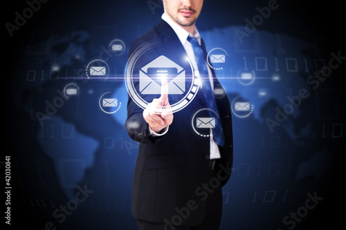 Geschäftsmann drückt auf Mail-Button