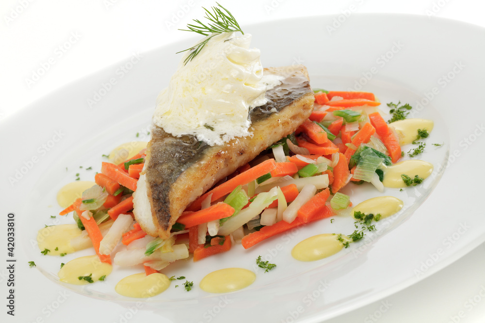 Zanderfilet auf Gemüsestreifen Zanderfilet auf Gemüsestreifen
