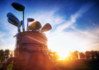 Acrylglasbilder Golf Golftasche im Abendlicht am Platz  © Photocreo Bednarek
